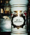 Museu de Ciências Farmacêuticas Paulo Queiroz Marques - Garrafa de cachaca